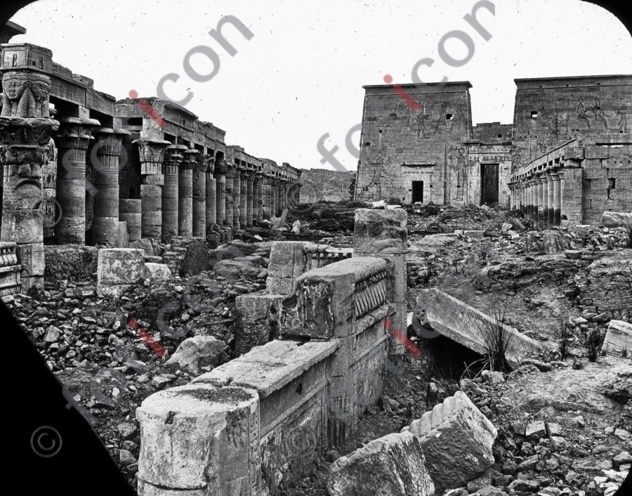 Insel Philae mit Isis-Tempel vor der Überwemmung | Philae Island with Isis Temple before the flooding (foticon-simon-008-070-sw.jpg)
